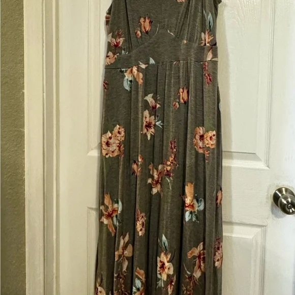 Torrid Gray Floral Maxi Dress - Picture 1 of 4